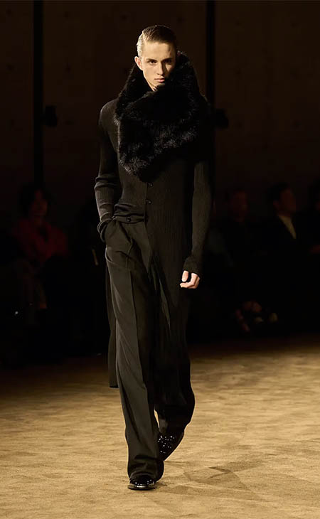 أسبوع باريس للموضة: الانتقال السلس بين ليل خاص ويوم عملي في مجموعة سان لوران